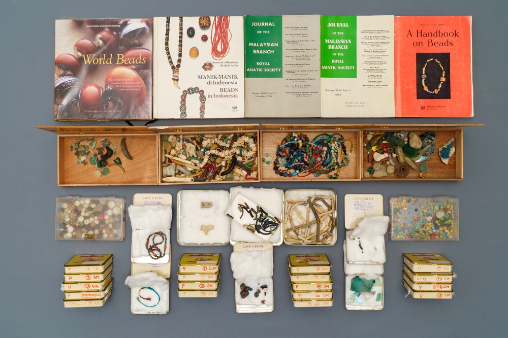 Une importante collection document&eacute;e de perles en verre et fragments arch&eacute;ologiques de fouilles, Malaisie et Singapour