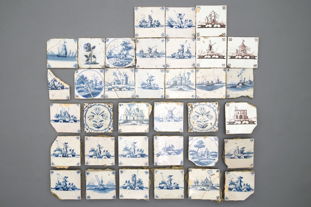 Une collection vari&eacute;e de carreaux en fa&iuml;ence de Delft, 17/19&egrave;me