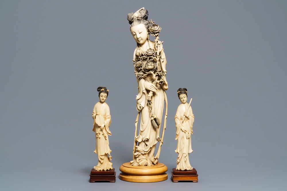 Trois figures de femmes de cour en ivoire sculpt&eacute;, Chine, vers 1900