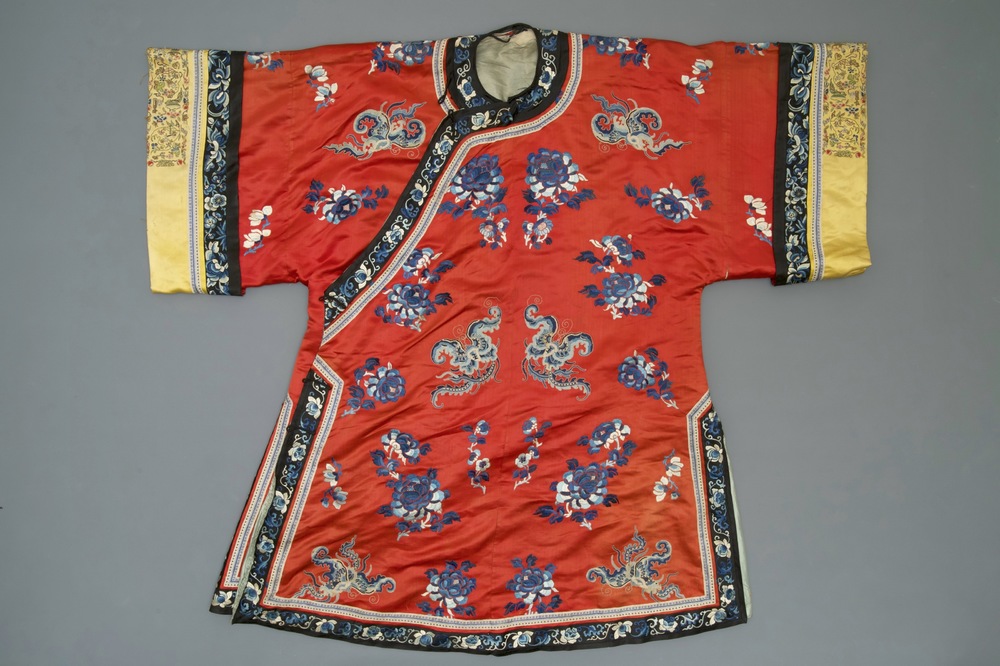 A Chinese woman's embroidered red silk side-opening informal coat, 19th C.