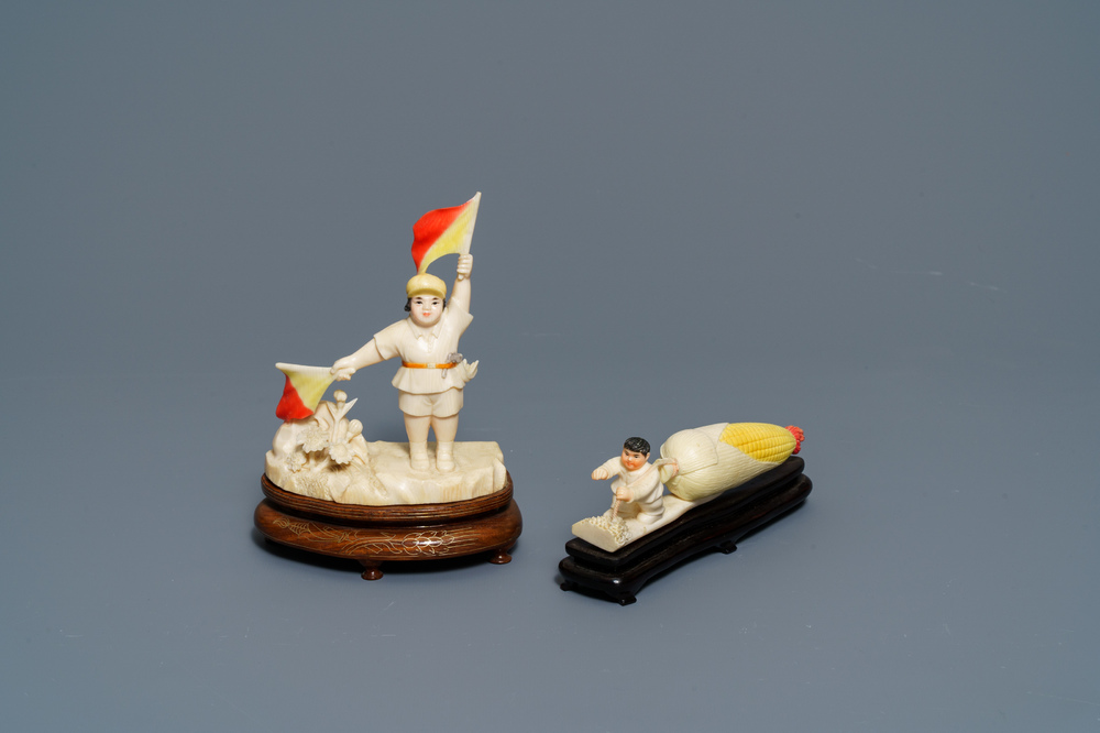 Twee Chinese polychrome ivoren groepen met kinderen, ca. 1940