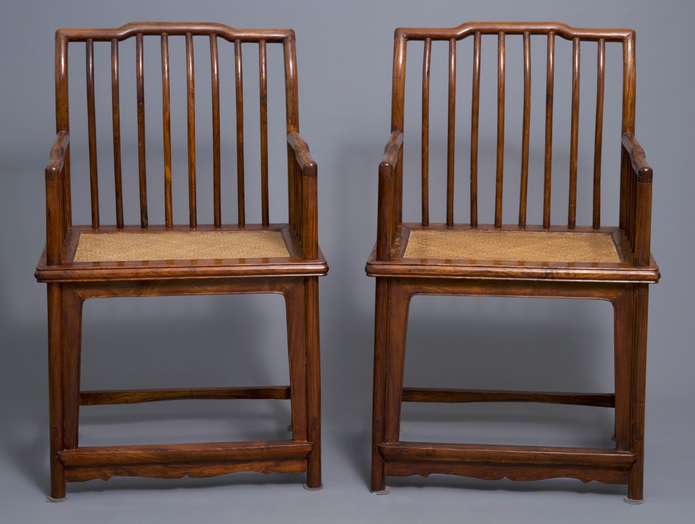 Une paire de chaises chinoises en bois huanghuali, R&eacute;publique, 20&egrave;me