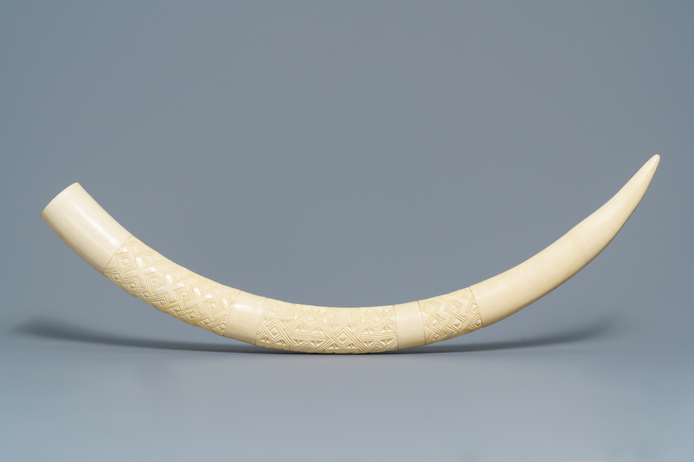 Een bewerkte Afrikaanse ivoren tand met ornamentaal decor, Congo, 1e helft 20e eeuw