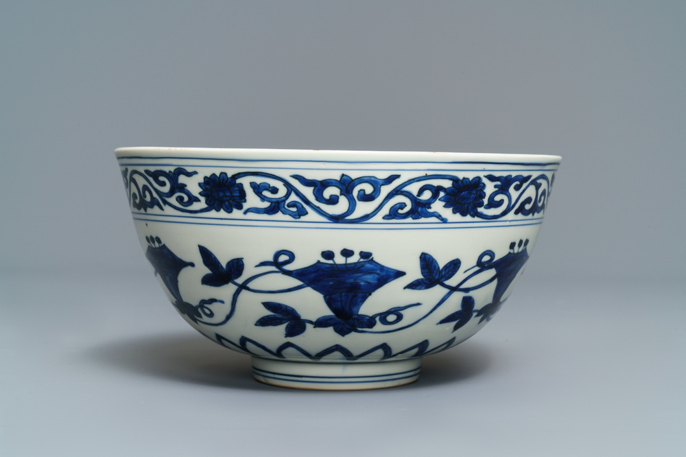 Een keizerlijke Chinese blauwwitte 'palace bowl', Wanli merk en periode