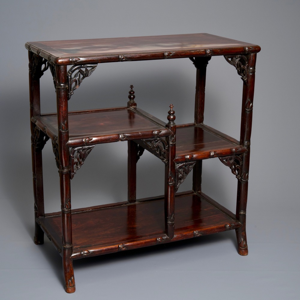 Une &eacute;tag&egrave;re en bois sculpt&eacute;, Chine, 19/20&egrave;me