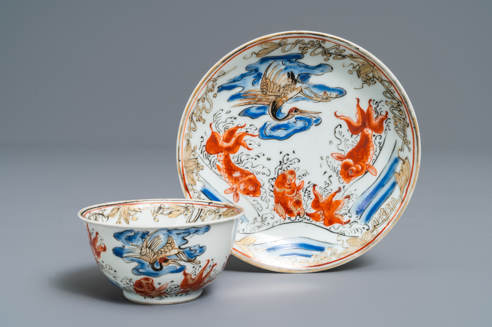 Une tasse et soucoupe en porcelaine de Chine rouge de fer, grisaille, dor&eacute; et bleu, Yongzheng