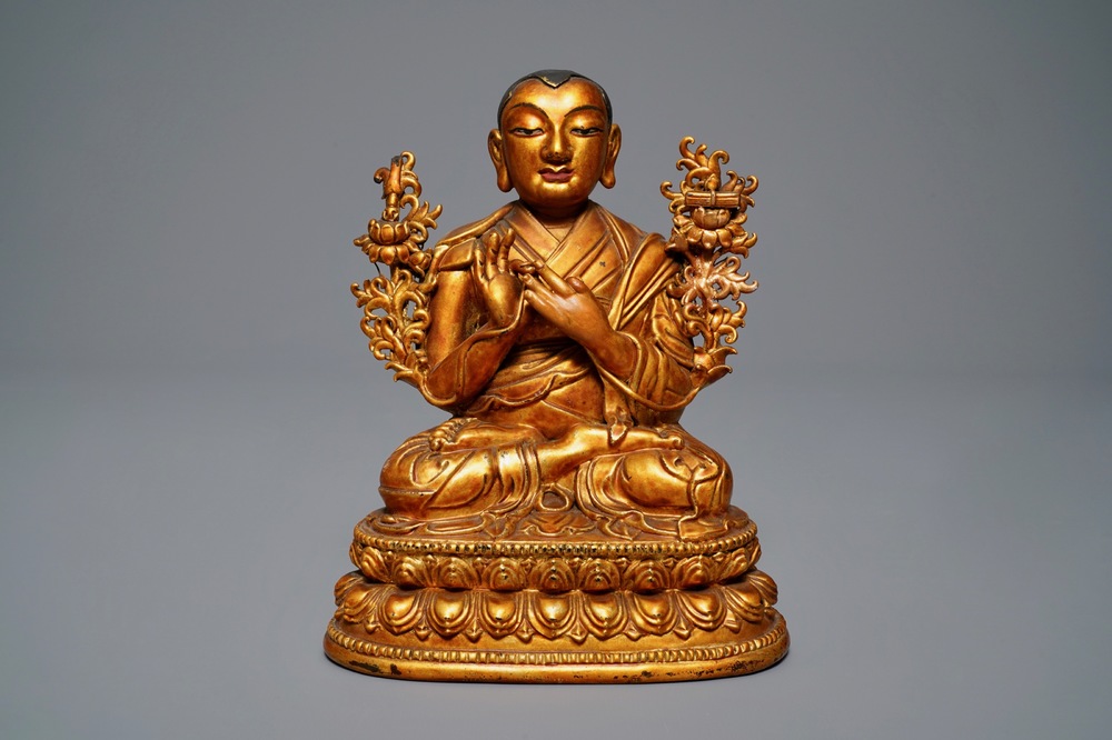 Une figure de Tsongkhapa en bois dor&eacute; et laqu&eacute;, Chine, 18&egrave;me