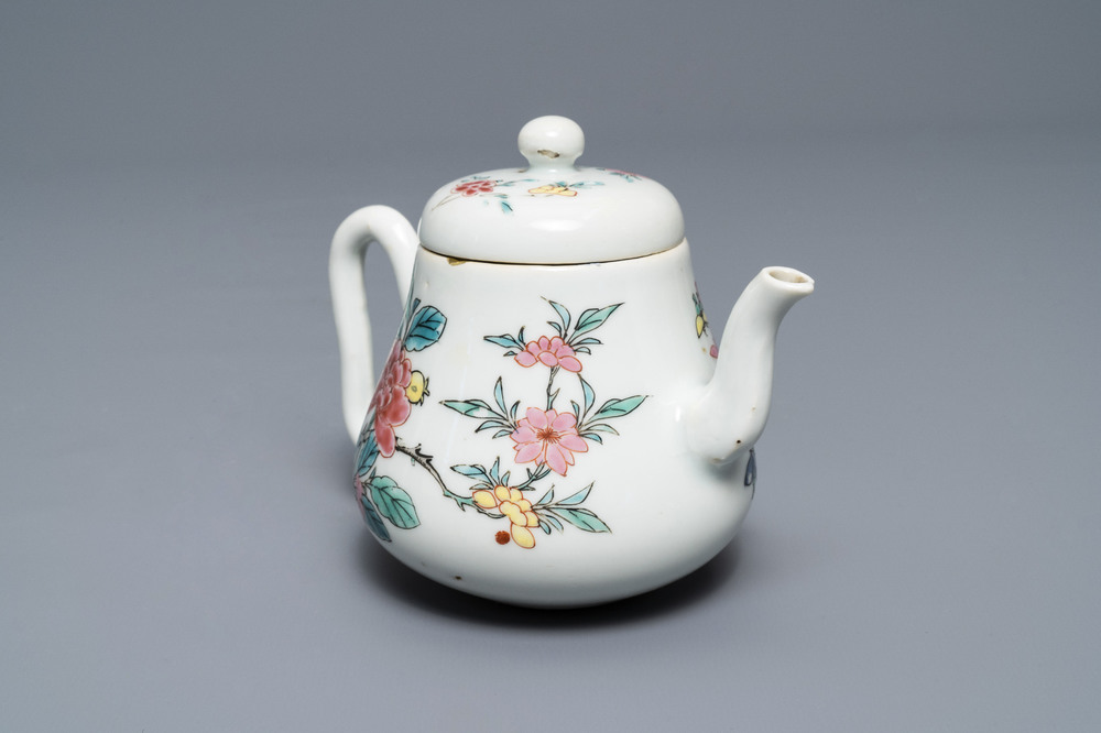 Een Chinese famille rose theepot en deksel met floraal decor, Yongzheng