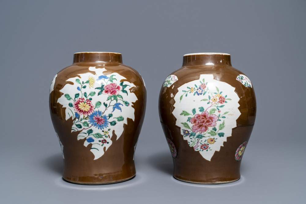 Twee Chinese famille rose 'capucijner' vazen, Qianlong