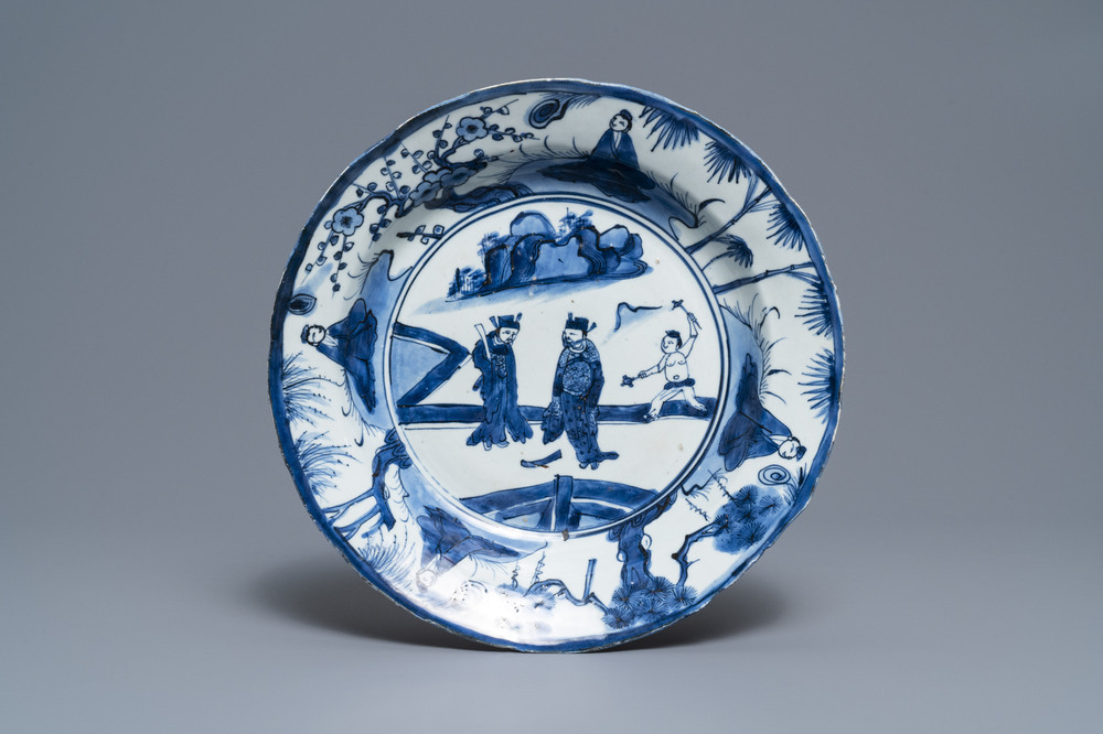 Un plat en porcelaine de Chine bleu et blanc de type kraak, Wanli