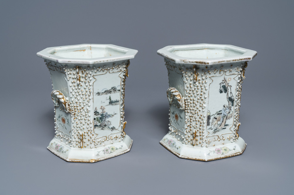 Een paar Chinese qianjiang cai jardini&egrave;res met reli&euml;fdecor, 19/20e eeuw