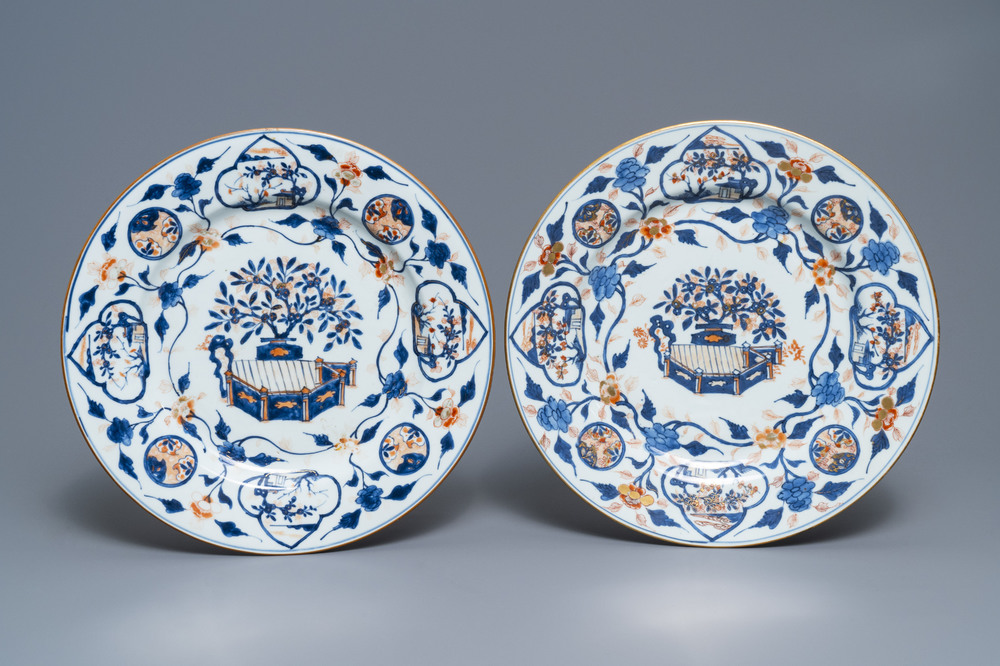 Een paar grote Chinese Imari-stijl schotels, Kangxi