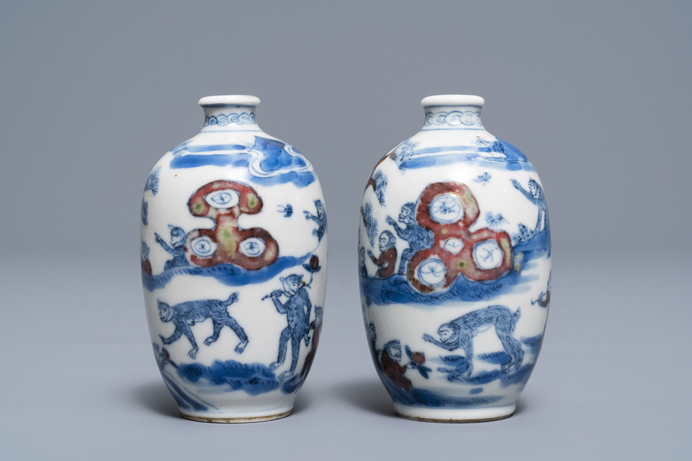 Une paire de tabati&egrave;res en porcelaine de Chine bleu, blanc et rouge, marque de Yongzheng, 19&egrave;me