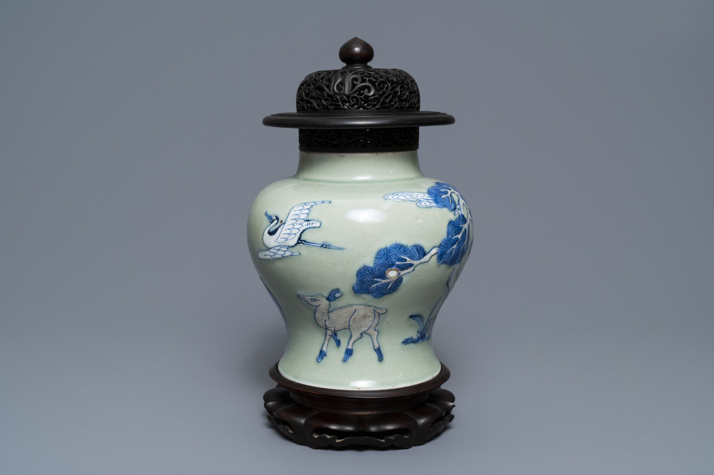 Een Chinese celadon vaas met blauw-wit en onderglazuur rood decor, Kangxi