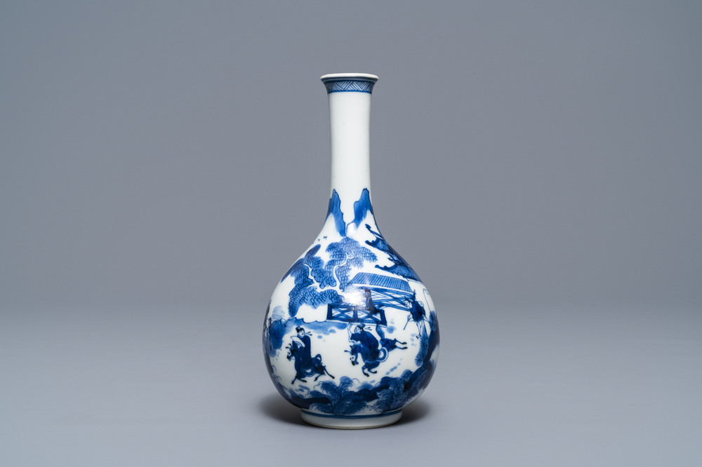Un vase de forme bouteille en porcelaine de Chine en bleu et blanc, Kangxi