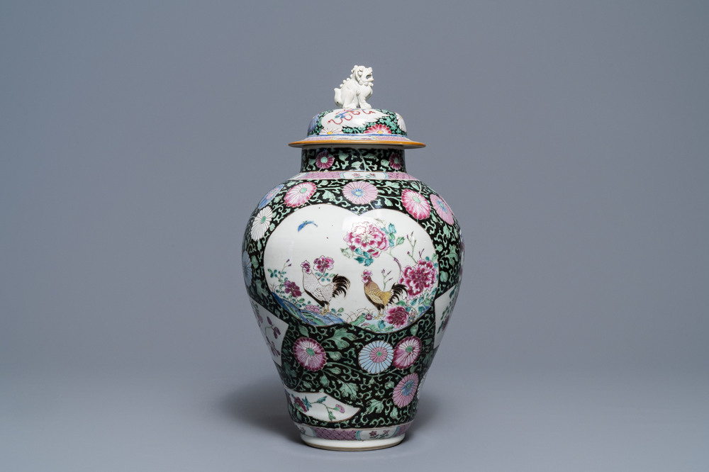 Een Chinese famille rose dekselvaas met hanen, Yongzheng