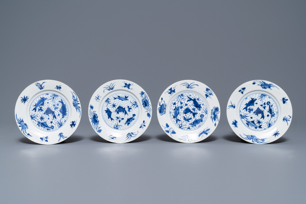 Quatre assiettes en porcelaine de Chine bleu et blanc, marque et &eacute;poque de Kangxi