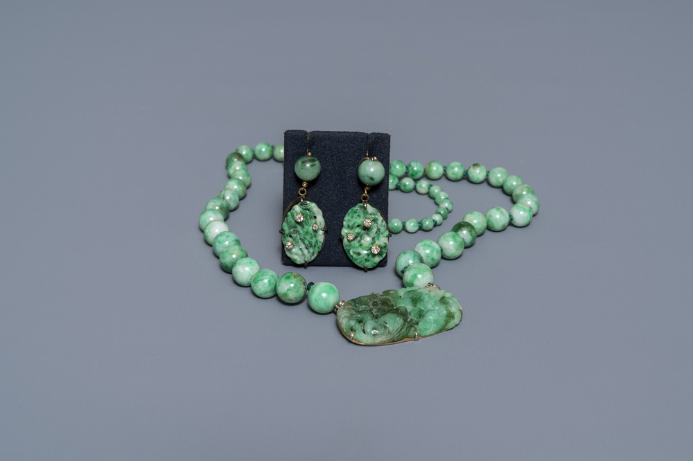 Un collier et une paire de boucles en jade, or et pierres pr&eacute;cieuses, Chine, 20&egrave;me