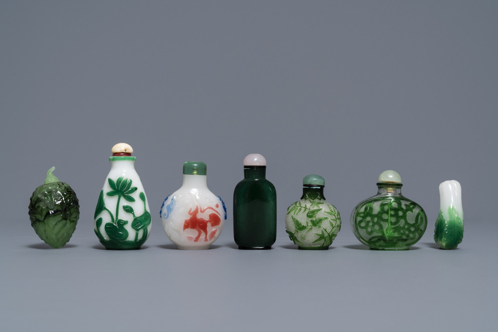 Zeven Chinese snuifflessen in overwegend groen meerlagig glas, 19/20e eeuw