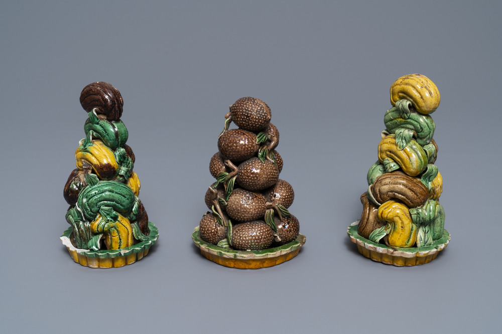 Trois pyramides de fruits en biscuit &eacute;maill&eacute; vert, Kangxi