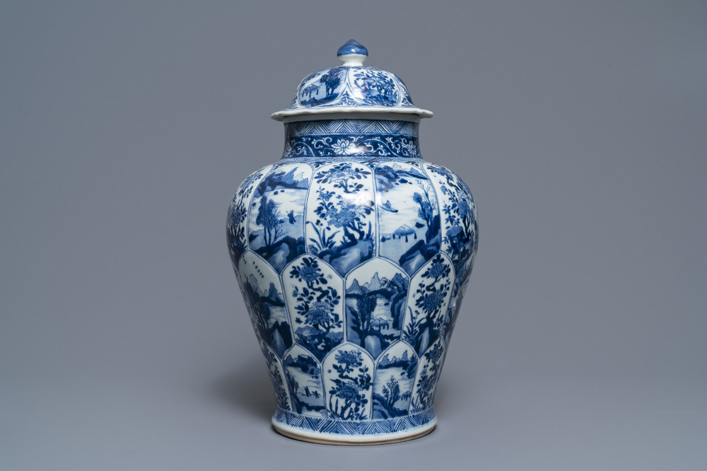 Een Chinese blauw-witte dekselvaas, Kangxi