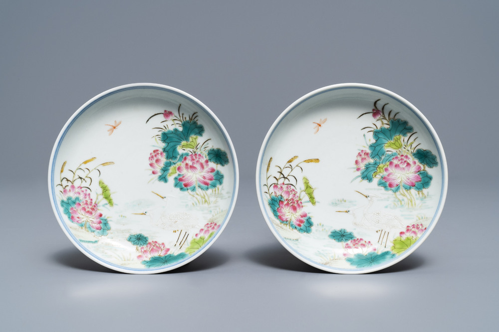 Une paire de coupes en porcelaine de Chine famille rose &agrave; d&eacute;cor de grues, marque et &eacute;poque de Daoguang