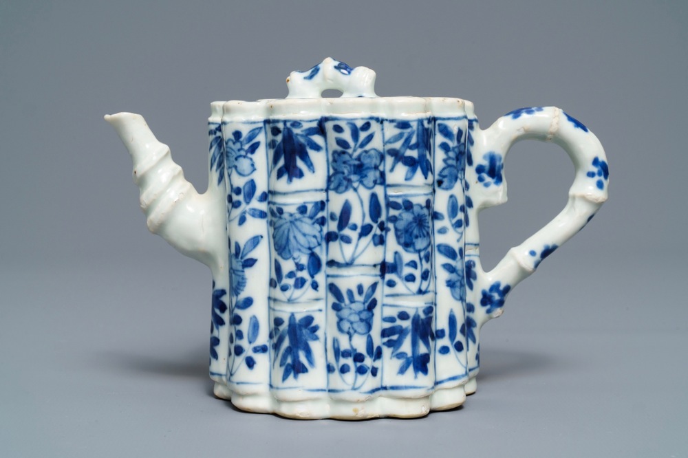 Een Chinese blauw-witte bamboevormige theepot met deksel, Kangxi