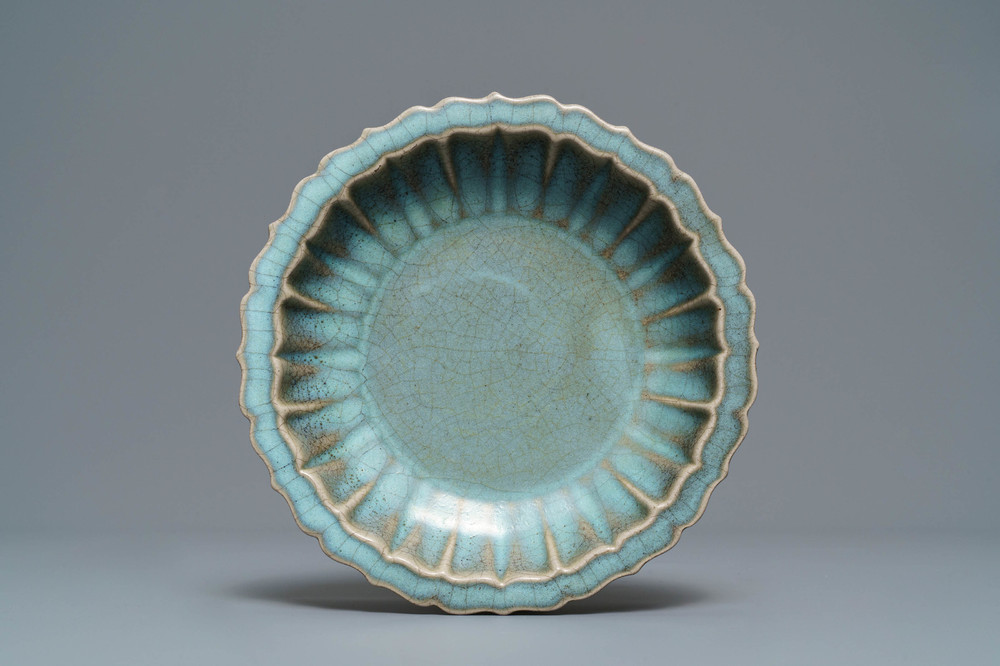 Een Chinese lotusvormige junyao schotel, Ming of later