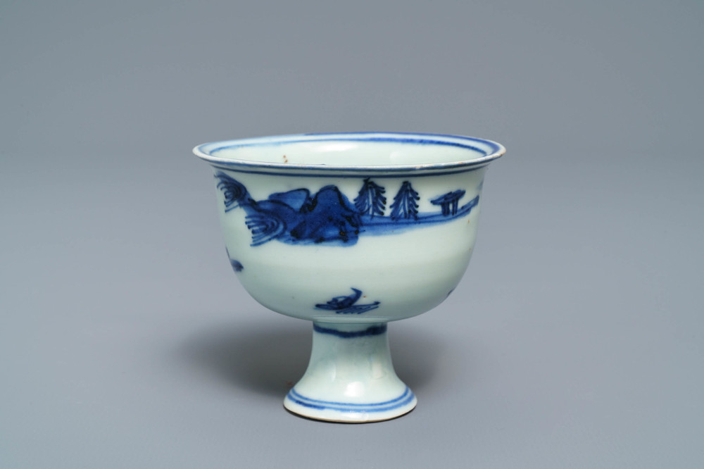 Een Chinese blauw-witte stem cup met landschapsdecor, Transitie periode