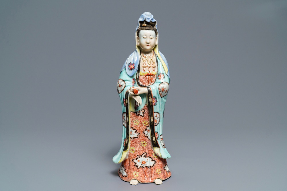 Une figure de Guanyin debout en porcelaine de Chine, Qianlong