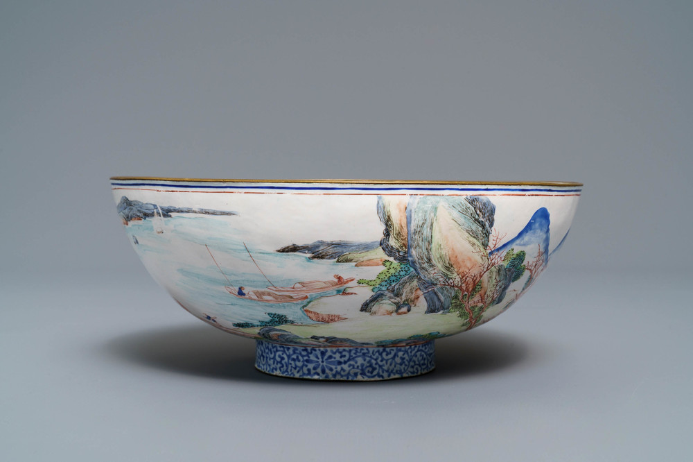 Un bol en &eacute;maux de Canton &agrave; d&eacute;cor d'un paysage, Yongzheng