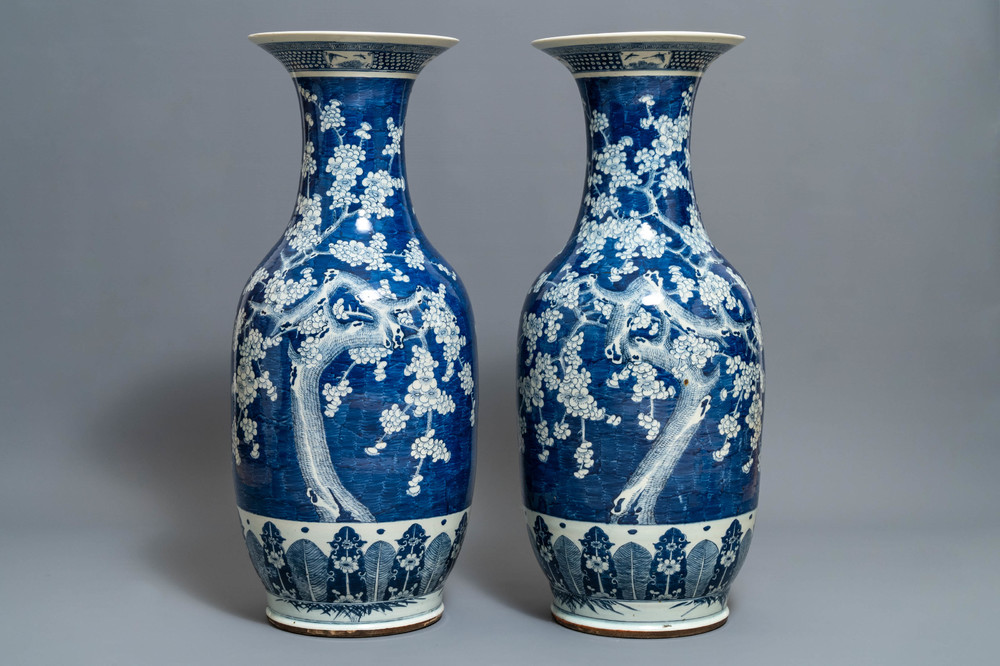 Une paire de grands vases en porcelaine de Chine bleu et blanc &agrave; d&eacute;cor de prunus, 19&egrave;me