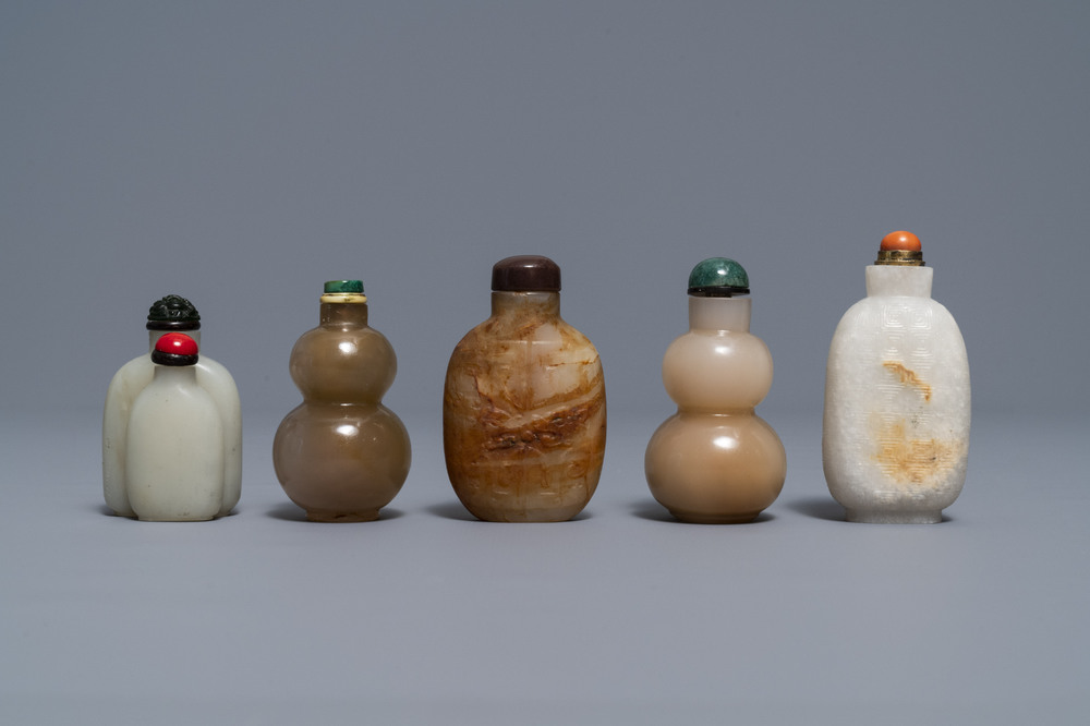 Cinq tabati&egrave;res en jade c&eacute;ladon et rouille, Chine, 19/20&egrave;me