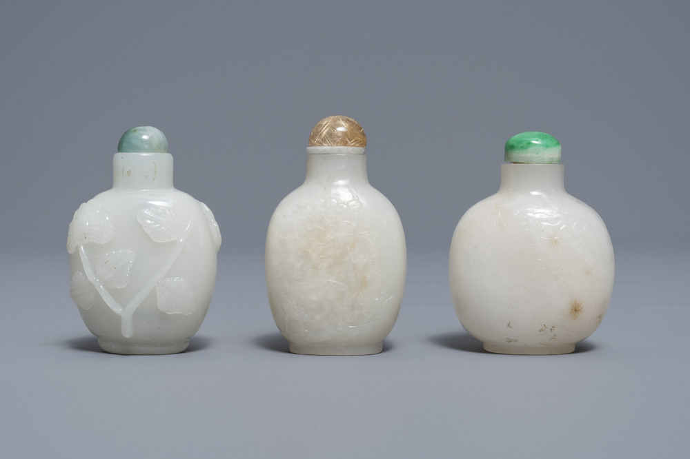 Drie Chinese gestoken witte jade snuifflessen met reli&euml;fdecor, 19/20e eeuw
