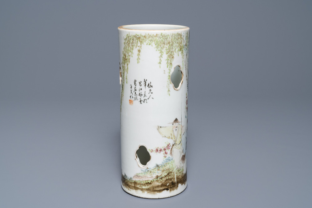 Een Chinese qianjiang cai hoedensteun, gesign. Zhang Ziying, begin 20e eeuw