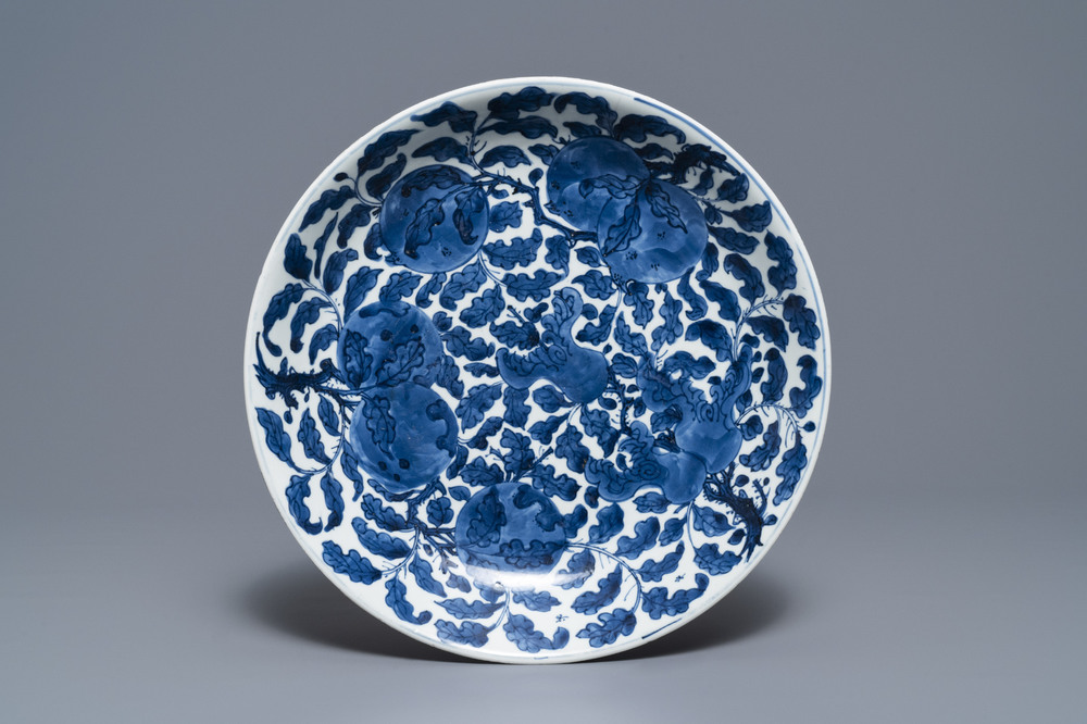 Een Chinese blauw-witte schotel met vruchten in gebladerte, Kangxi