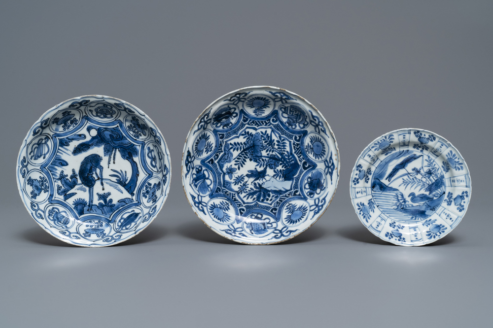 Drie Chinese blauw-witte kraakporseleinen borden, Wanli