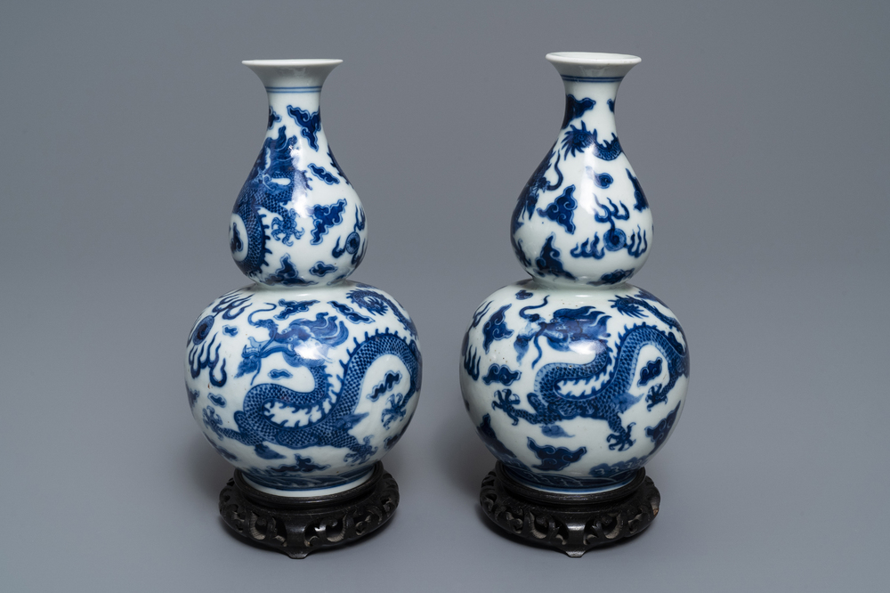 Une paire de vases de forme double gourde en porcelaine de Chine bleu et blanc, marque de Qianlong, 19&egrave;me