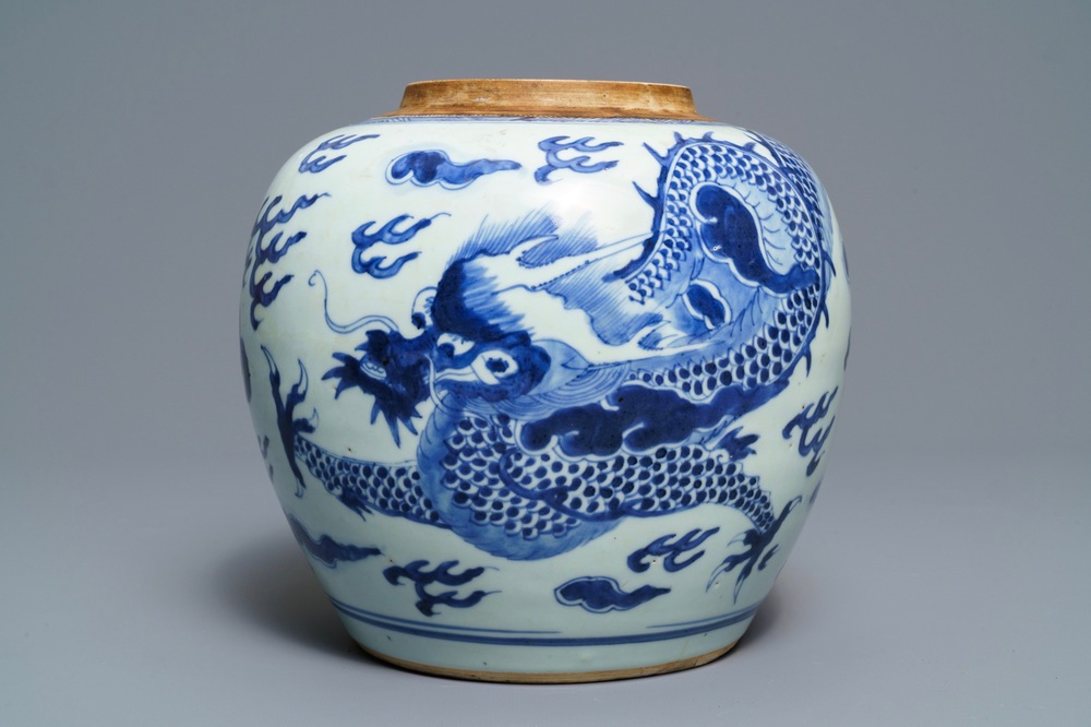 Een Chinese blauw-witte gemberpot met een draak, Kangxi