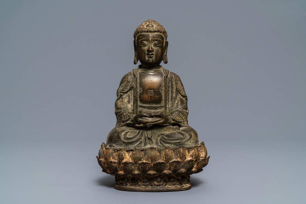 Une figure de Bouddha sur tr&ocirc;ne de lotus en bronze, Chine, Ming