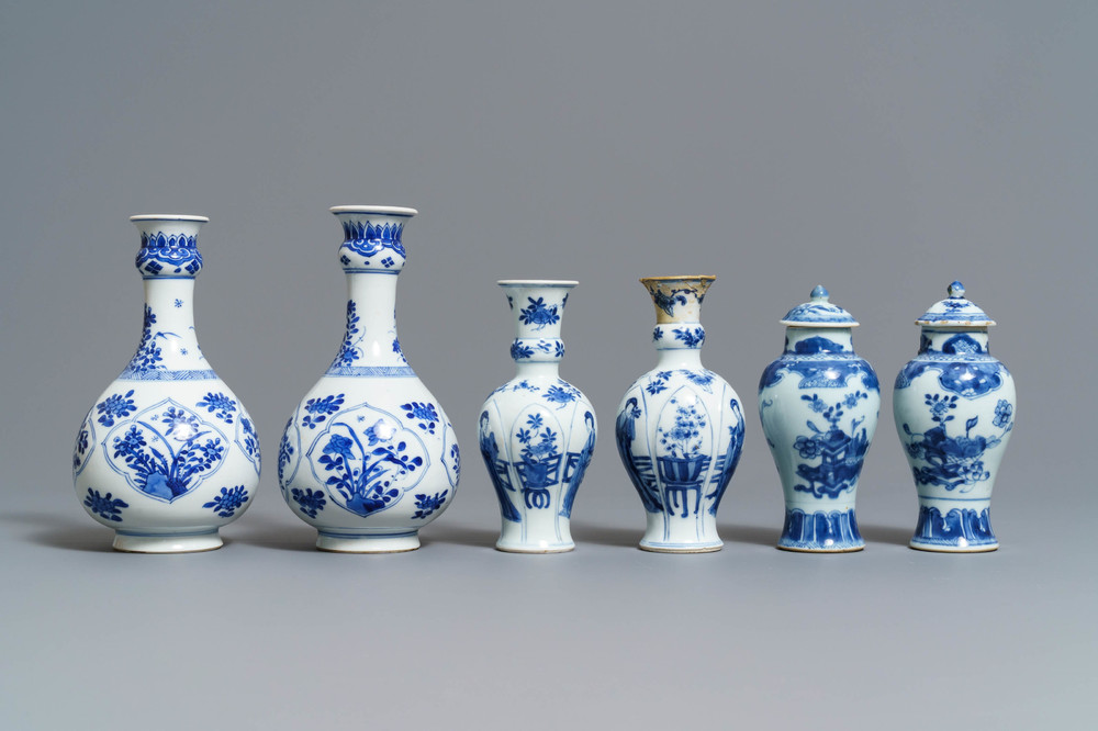 Drie paar Chinese blauw-witte vazen, Kangxi