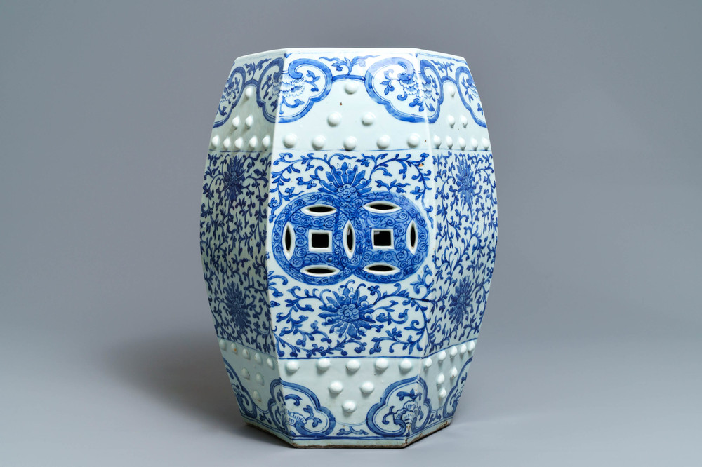 Een hexagonale Chinese blauw-witte tuinzit met lotusslingers, Qianlong/Jiaqing