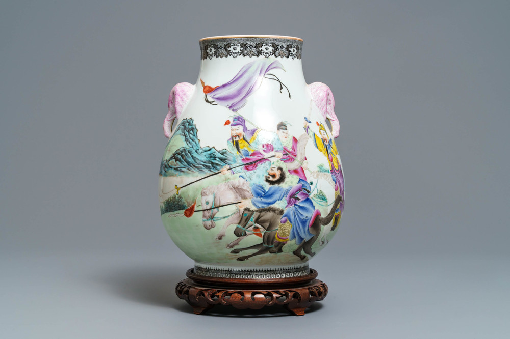 Een Chinese famille rose hu vaas met ruiters te paard, Qianlong merk, Republiek, 20e eeuw