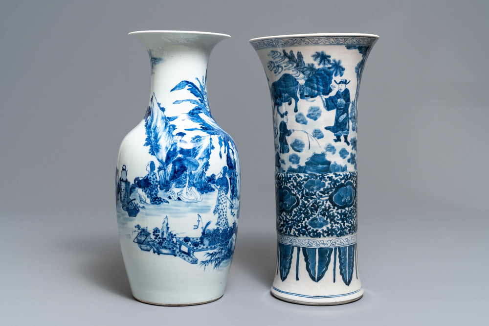 Twee Chinese blauw-witte vazen, 19e eeuw