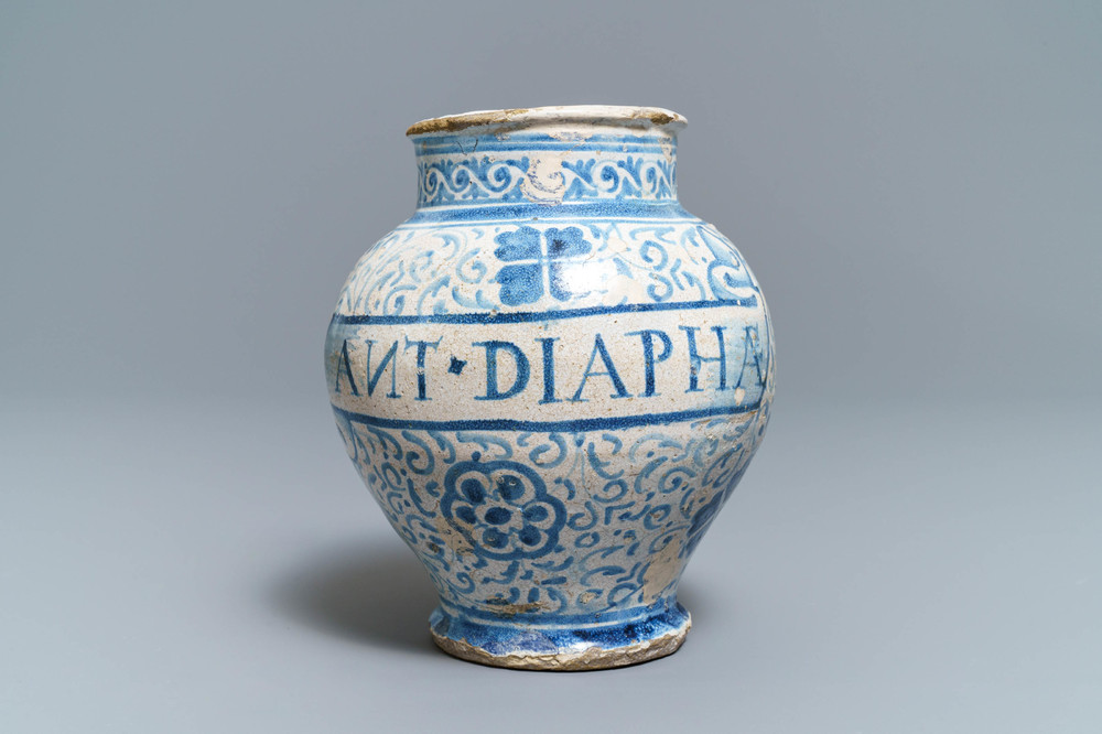 Een blauw-witte Antwerpse of Noord-Nederlandse majolica apothekerspot, 2e helft 16e eeuw