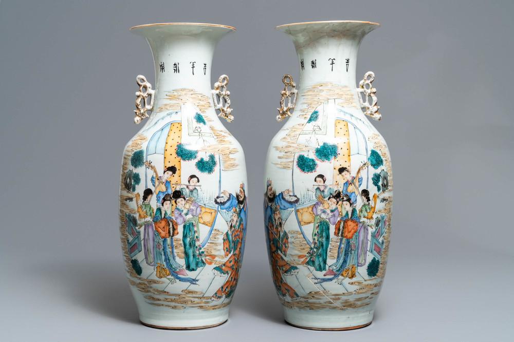 Een paar Chinese famille rose vazen met decor van muzikantes, 19/20e eeuw