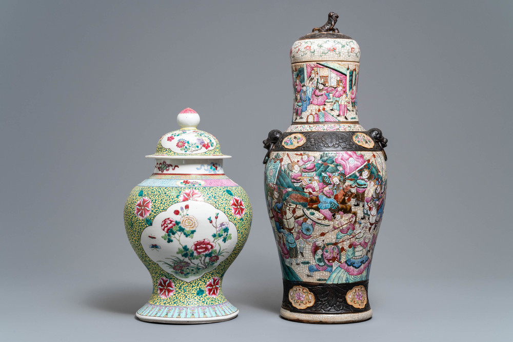 Twee Chinese famille rose dekselvazen, 19/20e eeuw