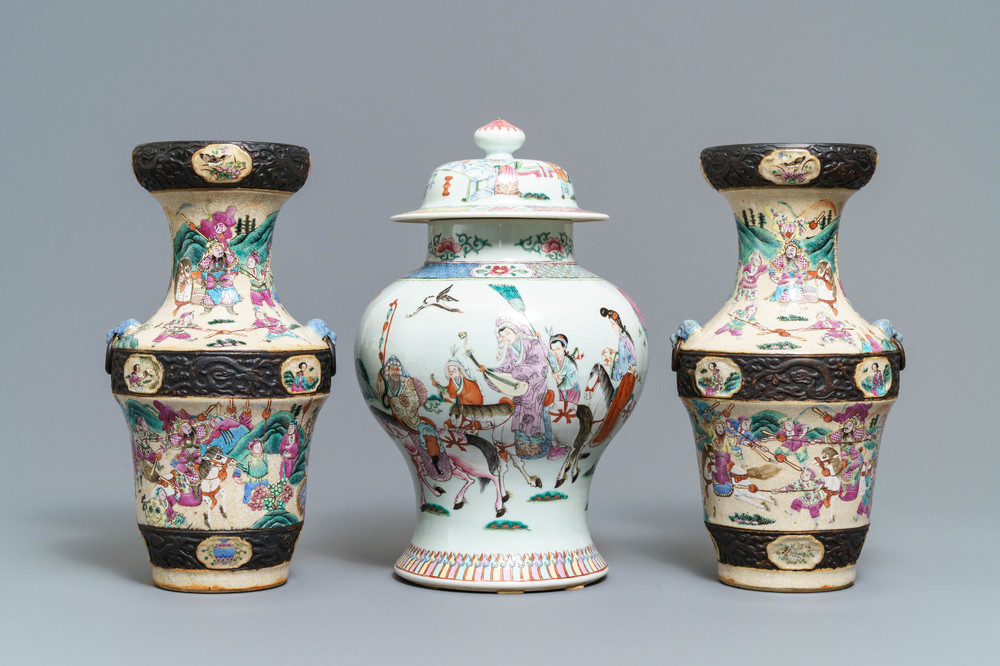 Une paire de vases en porcelaine de Chine famille rose et un vase couvert, 19&egrave;me