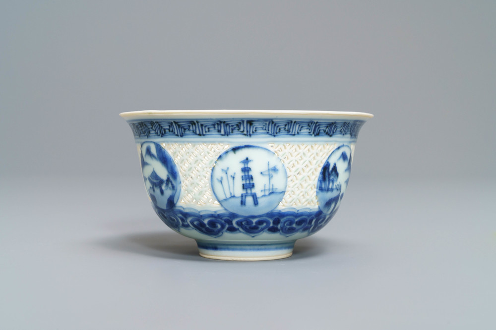 Een Chinese blauw-witte ajour kom met landschapsdecor, Transitie periode