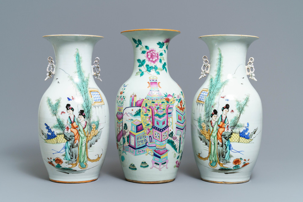 Een paar Chinese famille rose vazen en een vaas met decor van kostbaarheden, 19/20e eeuw